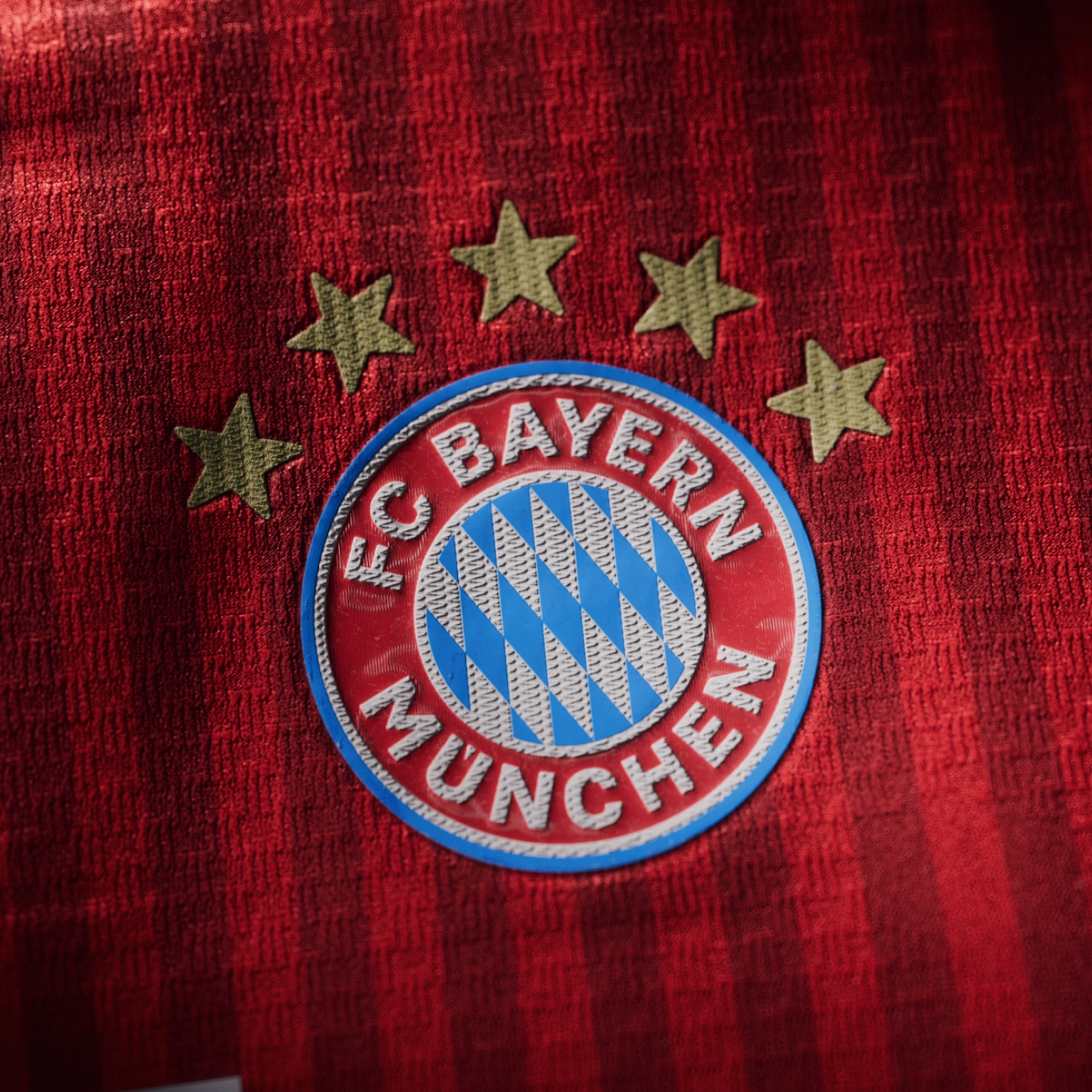 Visual mit dem Wappen des neuen FC Bayern 26/27 Heimtrikots