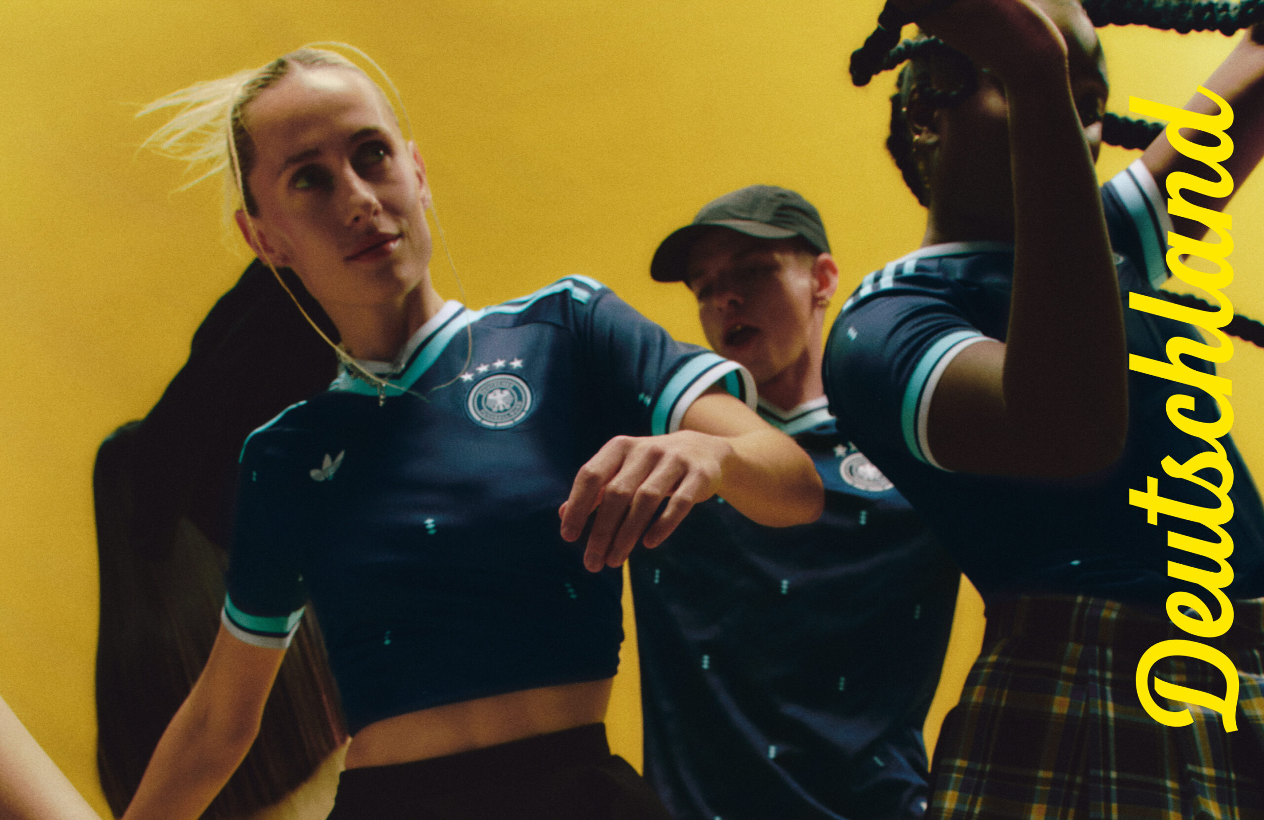 Visual mit Fans, die das neue Deutschland FIFA World Cup 26™ Auswärtstrikot tragen