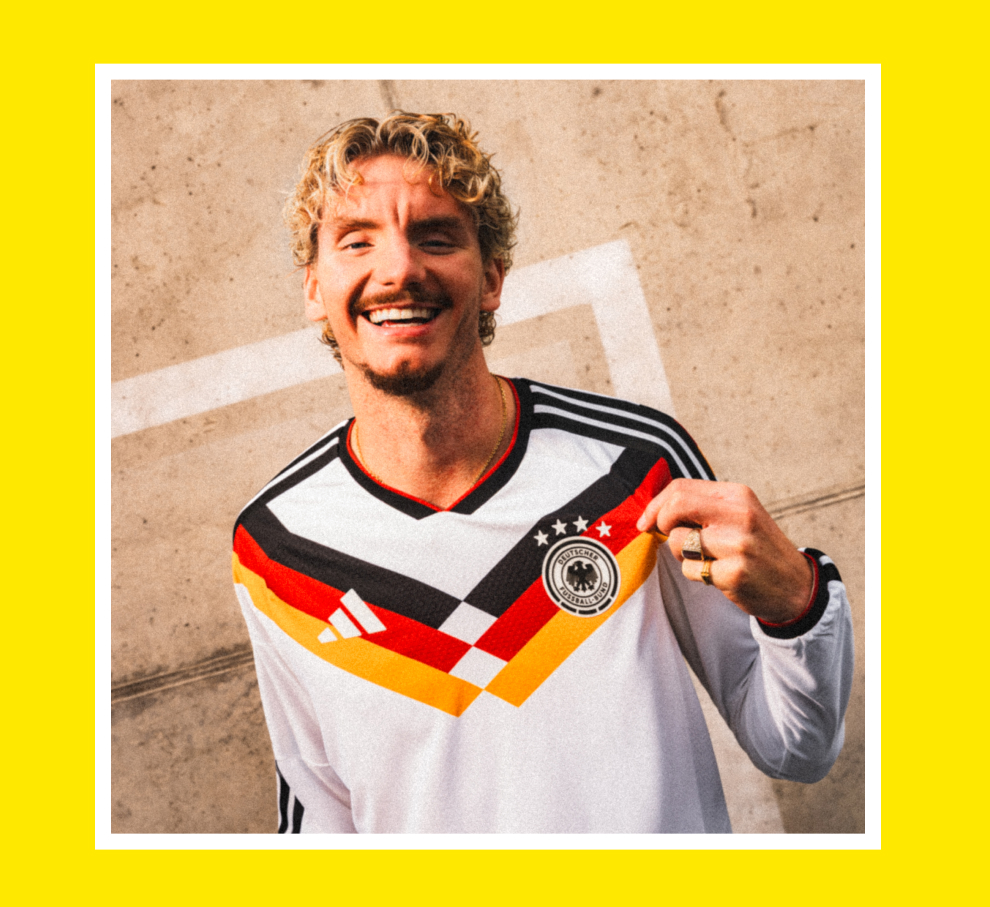 Visuelle Komposition mit dem Deutschland FIFA Weltmeisterschaft 26™ Heimtrikot